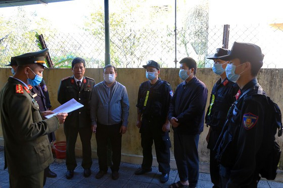 Cơ quan chức năng đọc lệnh bắt giữ Trọng và Tuyên để điều tra về hành vi tổ chức đưa người Trung Quốc nhập cảnh trái phép vào Việt Nam Cơ quan chức năng đọc lệnh bắt giữ Trọng và Tuyên để điều tra về hành vi tổ chức đưa người Trung Quốc nhập cảnh trái phép vào Việt Nam