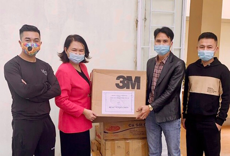 Nhóm Ace thiện nguyện Gia Lai tặng khẩu trang, vật tư phòng-chống dịch cho Sở Y tế tỉnh Gia Lai. Ảnh: Như Nguyện -Nhóm Ace thiện nguyện Gia Lai tặng khẩu trang, vật tư phòng-chống dịch tại Sở Y tế Gia Lai. Ảnh: Như Nguyện