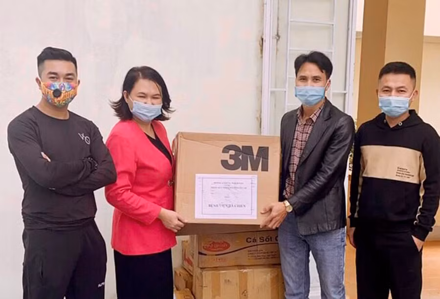 -Nhóm Ace thiện nguyện Gia Lai tặng khẩu trang, vật tư phòng-chống dịch tại Sở Y tế Gia Lai. Ảnh: Như Nguyện