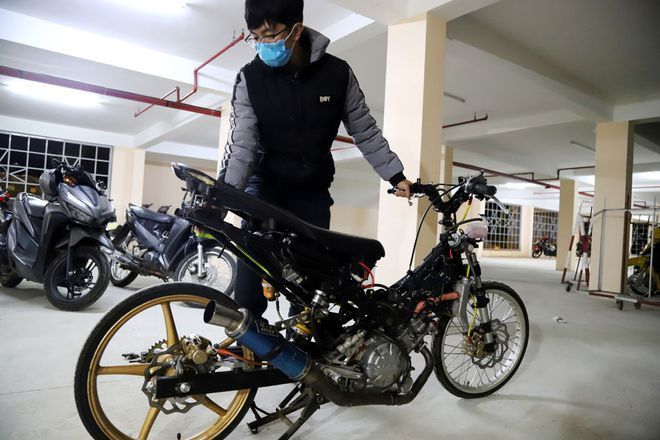 Một chiếc xe máy độ chế làm thay đổi toàn bộ hình dáng, kết cấu xe bị công an thu giữ.