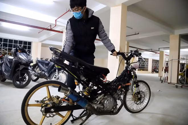 Một chiếc xe máy độ chế làm thay đổi toàn bộ hình dáng, kết cấu xe bị công an thu giữ.