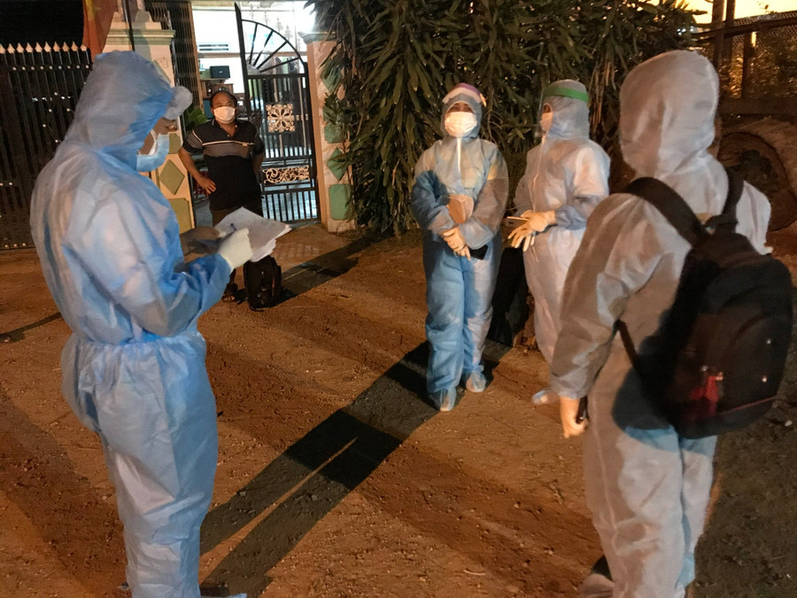 Đội truy vết vận động trường hợp F1 đi cách ly tập trung ngay trong đêm 30 Tết. Ảnh: Nguyễn Sang Đội truy vết vận động trường hợp F1 đi cách ly tập trung ngay trong đêm 30 Tết.Ảnh.Nguyễn Sang