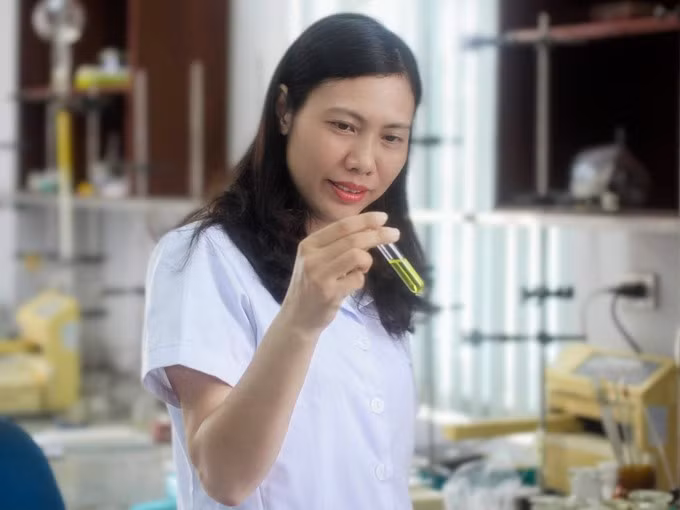 TS Trần Thị Hồng Hạnh bên trong phòng thí nghiệm. Ảnh: Nguyễn Xuân