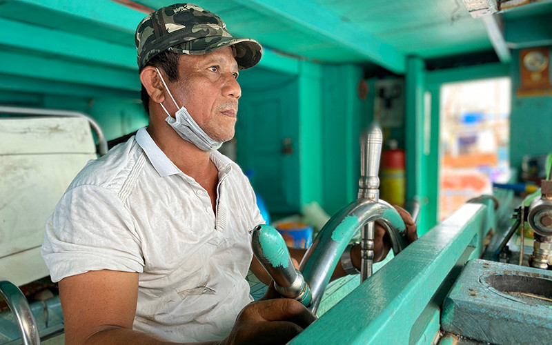  Ngư dân Lê Văn Chiến lái tàu.