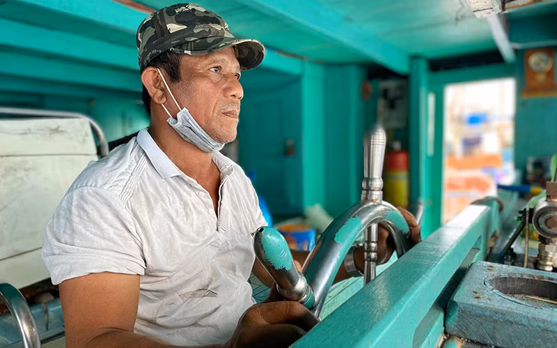  Ngư dân Lê Văn Chiến lái tàu.