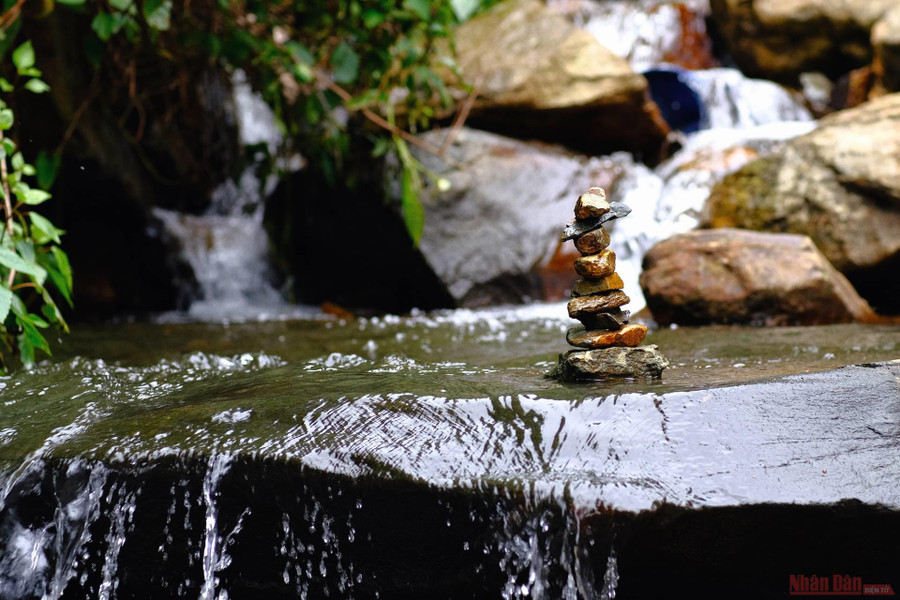  Con suối đầu tiên nơi đoàn dừng chân, cũng là điểm ăn trưa trước khi bước vào chặng hai chỉ toàn những con dốc gắt.