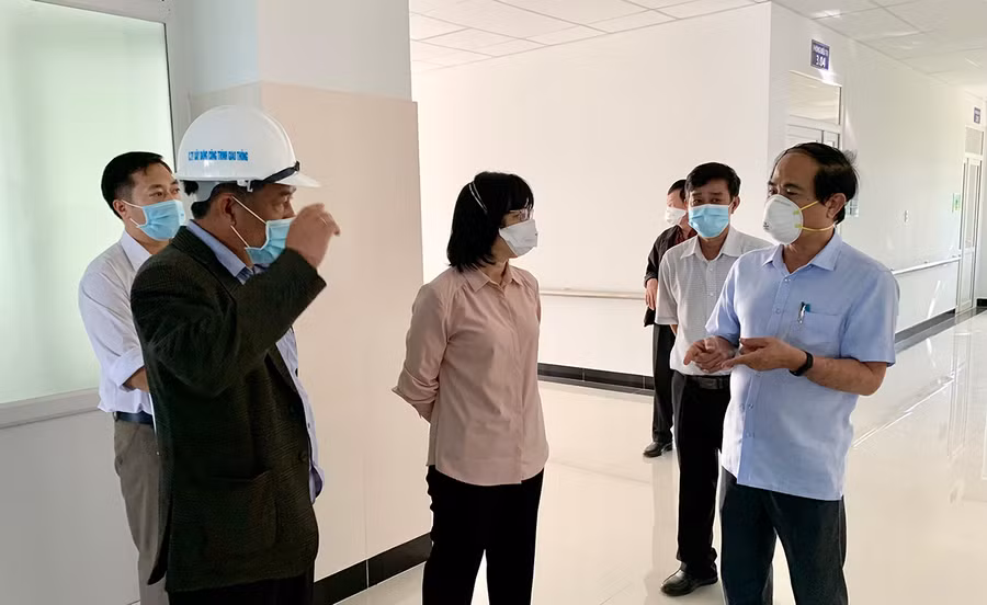 Chủ tịch UBND tỉnh Võ Ngọc Thành và các thành viên trong đoàn kiểm tra việc triển khai bệnh viện dã chiến Ảnh: Như Nguyện