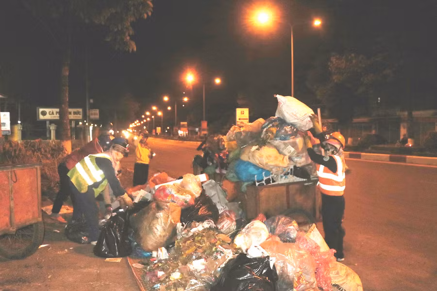 Ngày cuối năm, rác thải nhiều khiến cho các công nhân vệ sinh môi trường vất vả hơn. Ảnh: Hồng Thương