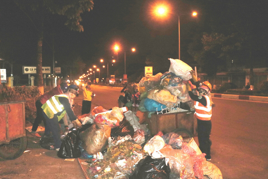 Ngày cuối năm, rác thải nhiều khiến cho các công nhân vệ sinh môi trường vất vả hơn. Ảnh: Hồng Thương