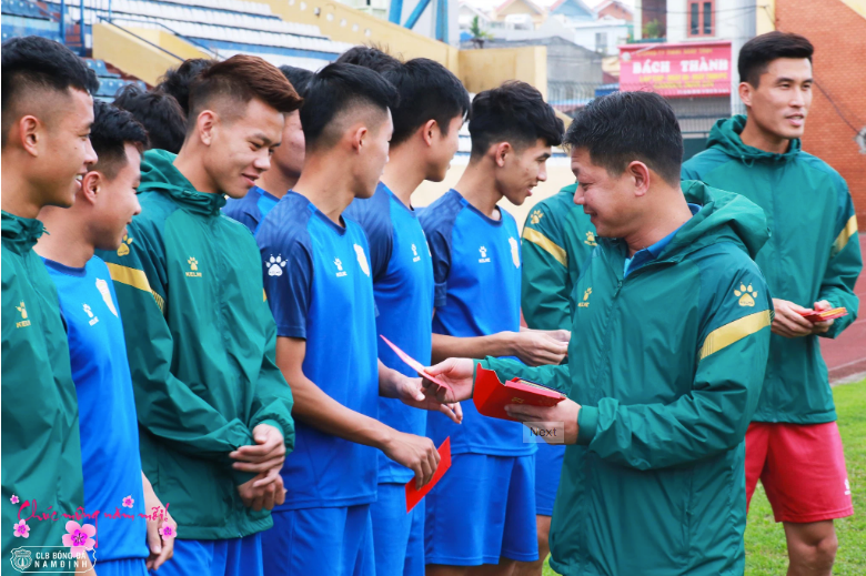 Trợ lý Phạm Hồng Phú lì xì cho các cầu thủ Nam Định. Ảnh: NĐFC