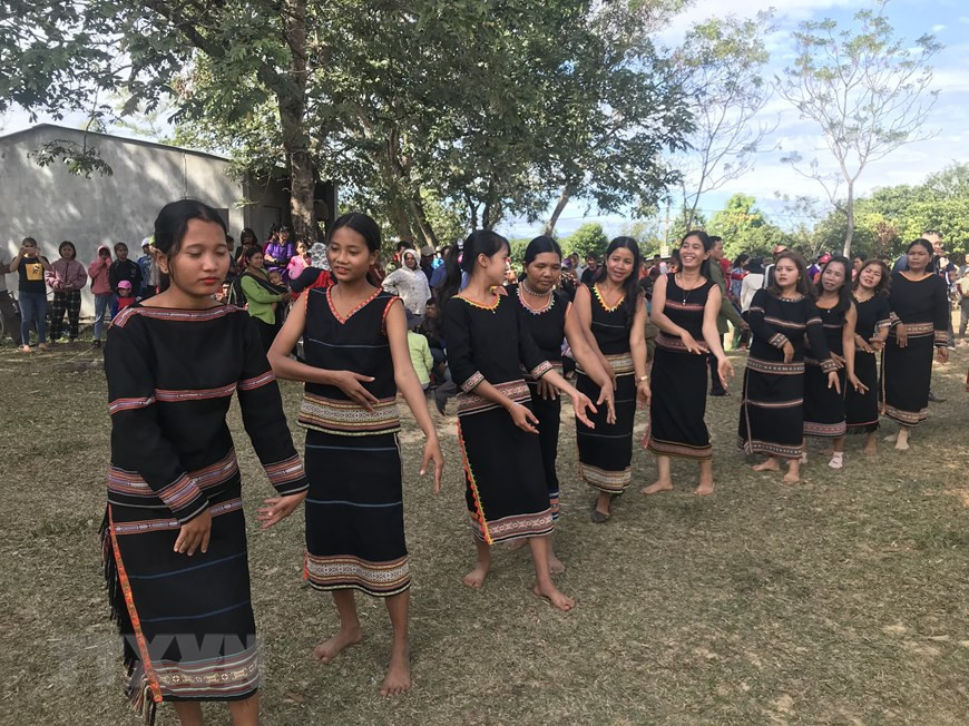 Những người phụ nữ trong trang phục truyền thống múa xoang tại lễ hội. (Ảnh: Khoa Chương/TTXVN)