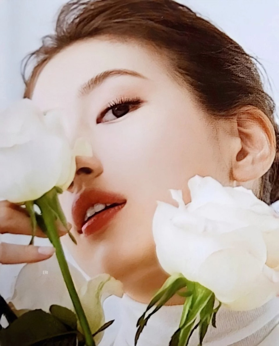 Đó là lý do, ngoài ca hát, nữ thần tượng còn đắt show đóng phim, MC, làm đại sứ cho nhiều thương hiệu nổi tiếng, là gương mặt trang bìa của các tạp chí lớn. Ảnh: Instagram.