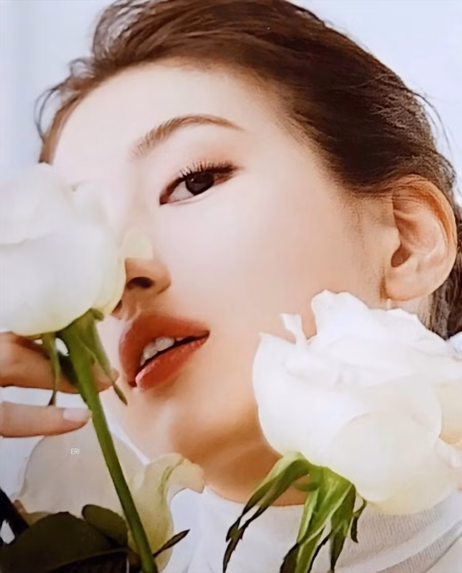 Đó là lý do, ngoài ca hát, nữ thần tượng còn đắt show đóng phim, MC, làm đại sứ cho nhiều thương hiệu nổi tiếng, là gương mặt trang bìa của các tạp chí lớn. Ảnh: Instagram.