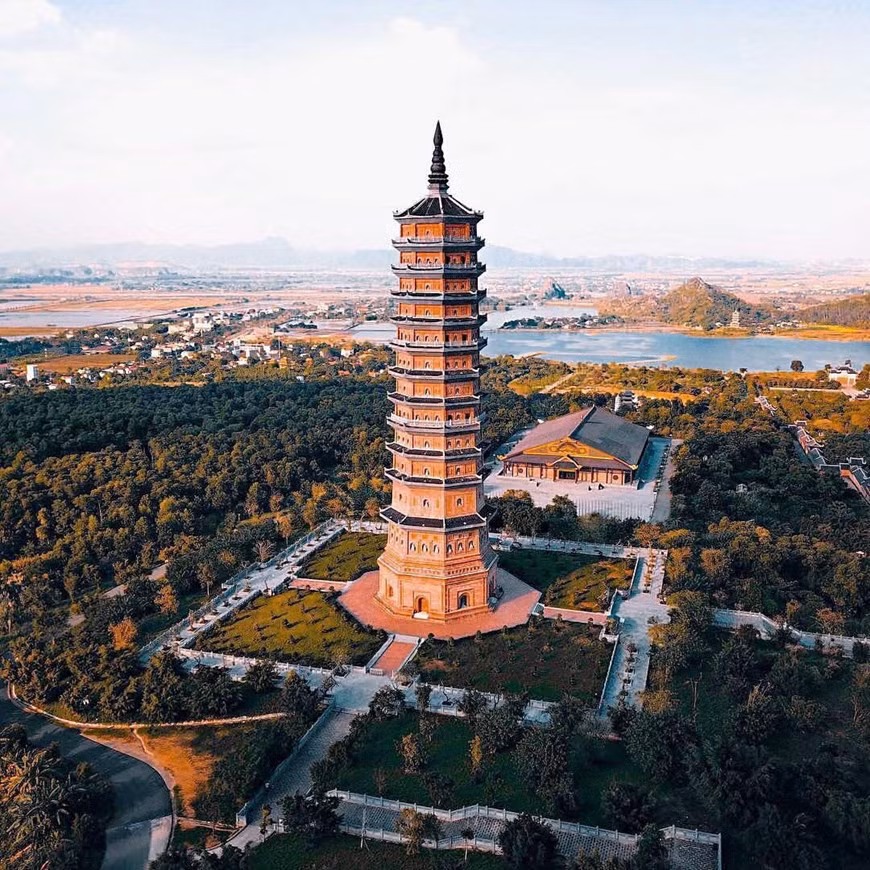 Chùa Bái Đính là một trong những danh thắng nổi tiếng nhất của Ninh Bình, nằm trong quần thể khu du lịch sinh thái Bái Đính – Tràng An với bề dày lịch sử hơn 1.000 năm tuổi, gắn với vùng đất của nhiều triều đại phong kiến từ nhà Đinh, nhà Tiền Lê đến nhà Lý. (Ảnh: CTV/Vietnam+)