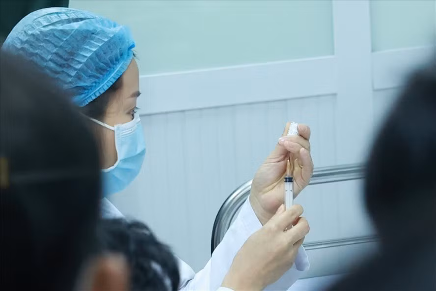 Tiêm thử nghiệm vaccine COVID-19 ở Việt Nam. Ảnh: Hải Nguyễn