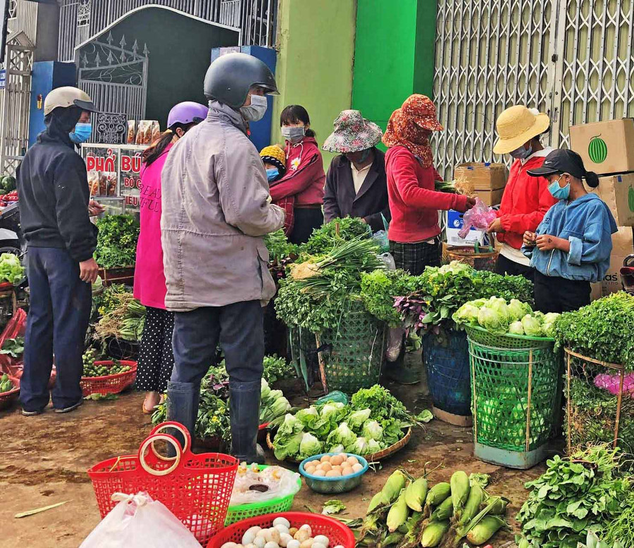 9-2 Một số người dân tộc thiểu số bán rau, củ ở khu vực chợ Nơ Trang Long cũng chấp hành nghiêm việc đeo khẩu trang-ảnh Phương Dung