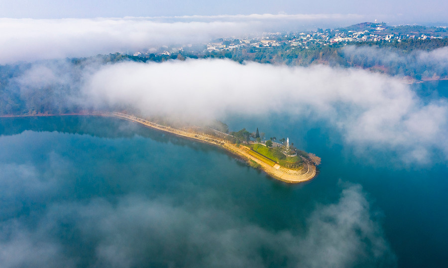 Thắng cảnh Biển Hồ (TP. Pleiku). Ảnh: Hoàng Quốc Vĩnh