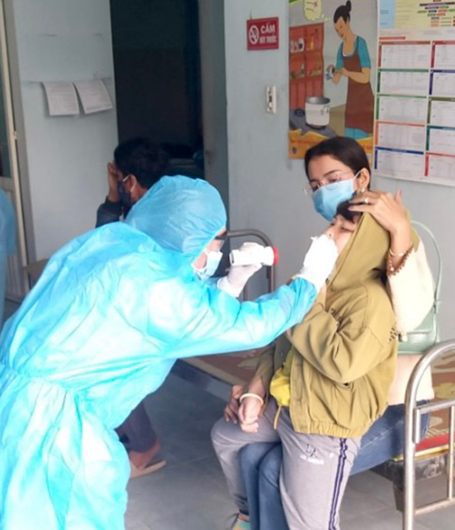 Lấy mẫu xét nghiệm cho người dân tại phường Cheo Reo, thị xã Ayun Pa. Ảnh: Như Nguyện Lấy mẫu xét nghiệm cho người dân tại phường Cheo Reo, thị xã Ayun Pa. Ảnh: Như Nguyện