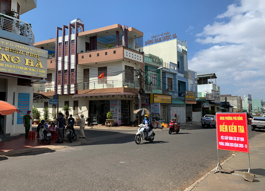 Điểm kiểm tra việc chấp hành các quy định phòng-chống dịch bệnh Covid-19 của phường Phù Đổng tại đường Trần Kiên sáng ngày 19-2. Ảnh: Phương Linh