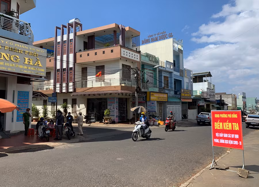 Điểm kiểm tra việc chấp hành các quy định phòng-chống dịch bệnh Covid-19 của phường Phù Đổng tại đường Trần Kiên sáng ngày 19-2. Ảnh: Phương Linh