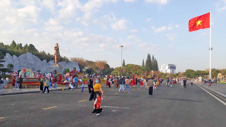 1.1. Đường hoa Quảng trường Đại Đoàn Kết hút khách tham quan-ảnh H.S