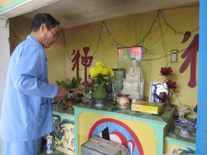  Hằng ngày, cụ Hồ Thảo tự nguyện thắp hương và trông nom miếu cổ