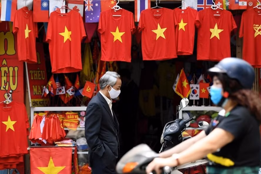 Một cửa hàng bày bán áo cờ đỏ sao vàng Việt Nam ở đường phố Hà Nội. Ảnh: AFP Một cửa hàng bày bán áo cờ đỏ sao vàng Việt Nam ở đường phố Hà Nội. Ảnh: AFP