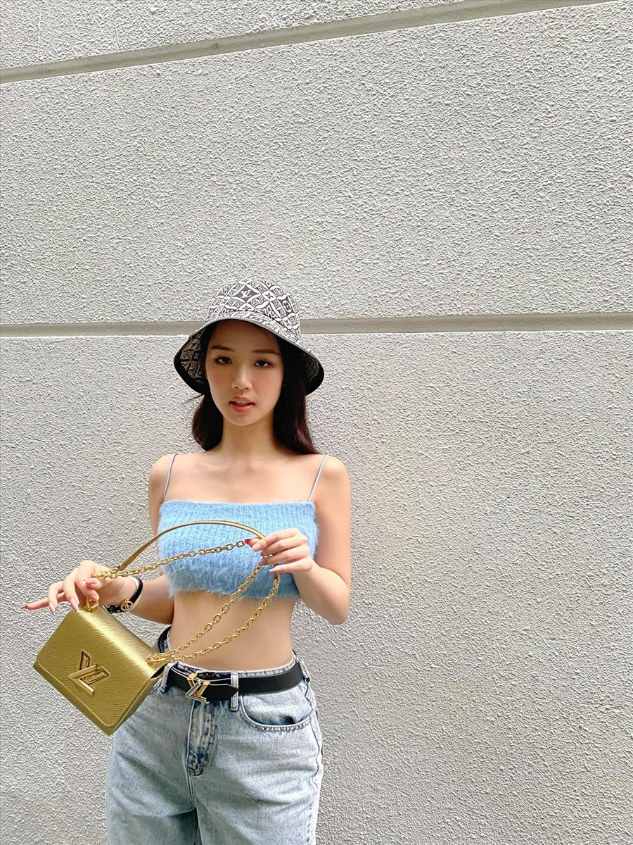 Mỹ nhân sinh năm 2000 cũng được nhận xét là thon gọn hơn so với thời điểm mới ra mắt. Ảnh: FB NV.