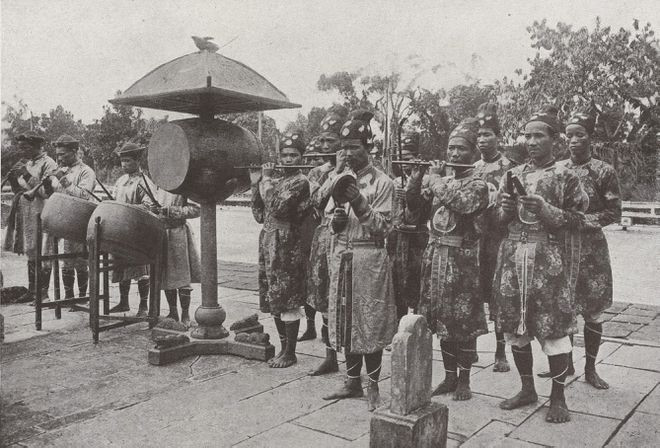 Các nhạc công trong trang phục ngày lễ.