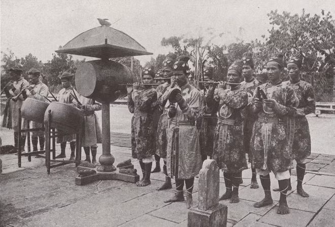 Các nhạc công trong trang phục ngày lễ.