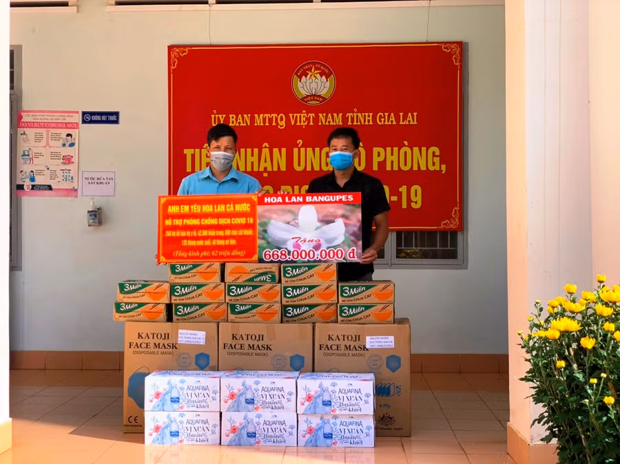 Anh Bằng (áo đen) đã trao tặng 668 triệu đồng cùng phần quà do những người yêu Lan đóng góp cho Ủy ban MTTQ Việt Nam tỉnh để ủng hộ phòng chống covid-19. Ảnh Thủy Bình