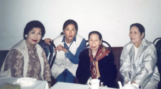  Bà Dinh (thứ 2 bìa phải) cùng với thứ phi Mộng Điệp (bìa trái) và công chúa Phương Thảo (thứ 2 bên trái) - ảnh TL Gia đình