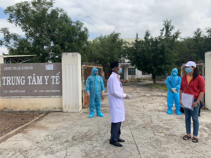 Bác sĩ Phan Đình Đông-Giám đốc Trung tâm Y tế thị xã Ayun Pa trao quyết định hoàn thành thời gian cách ly đối với bệnh nhân 1696. Ảnh: Vũ Chi