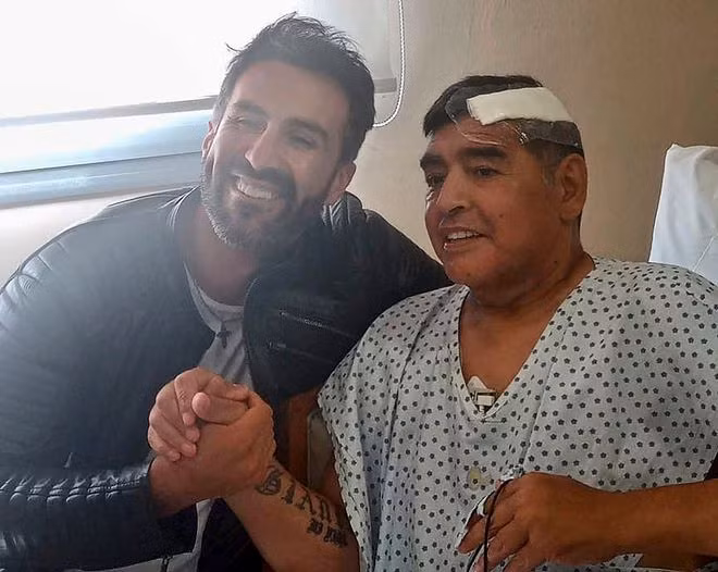  Bác sĩ Leopoldo Luque (trái), nhân vật trung tâm về nguyên nhân cái chết của Maradona - Ảnh: AFP