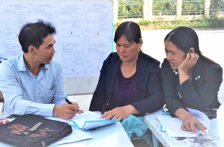 Lao động đến tìm việc tại Sàn giao dịch việc làm tỉnh. Ảnh: Đinh Yến