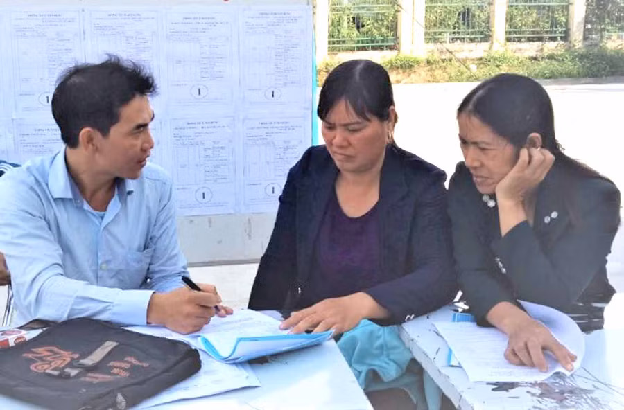 Lao động đến tìm việc tại Sàn giao dịch việc làm tỉnh. Ảnh: Đinh Yến