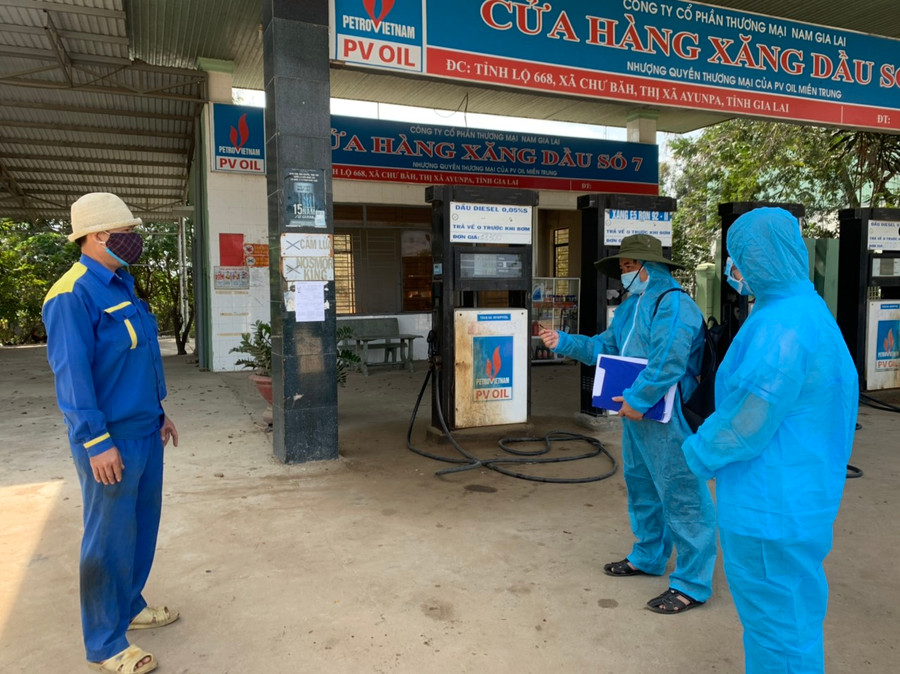 Đội truy vết phối hợp với cán bộ trạm y tế xã Chư Bah (thị xã Ayun Pa) thông tin đến trường hợp F1 trên địa bàn về yêu cầu cần đi cách ly tập trung để lấy mẫu xét nghiệm do có tiếp xúc với ca dương tính SARS-CoV