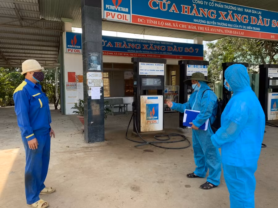 Đội truy vết phối hợp với cán bộ trạm y tế xã Chư Bah (thị xã Ayun Pa) thông tin đến trường hợp F1 trên địa bàn về yêu cầu cần đi cách ly tập trung để lấy mẫu xét nghiệm do có tiếp xúc với ca dương tính SARS-CoV