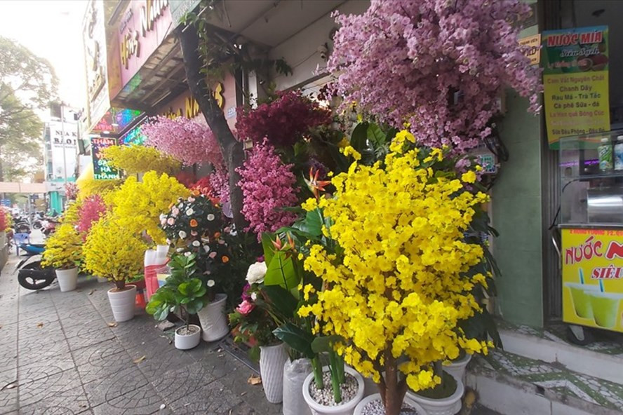 Thị trường hoa giả Tết ở TPHCM sôi động. Ảnh: Huân Cao