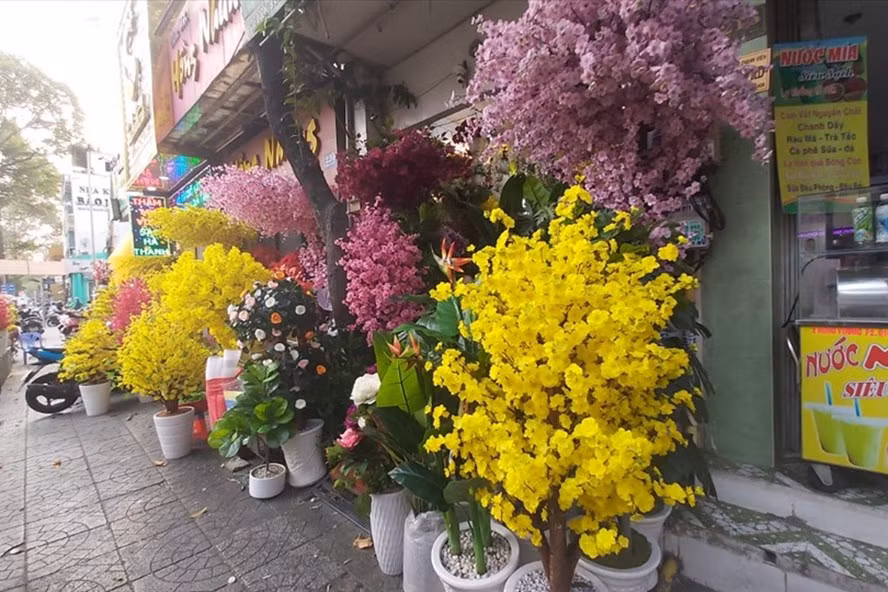 Thị trường hoa giả Tết ở TPHCM sôi động. Ảnh: Huân Cao