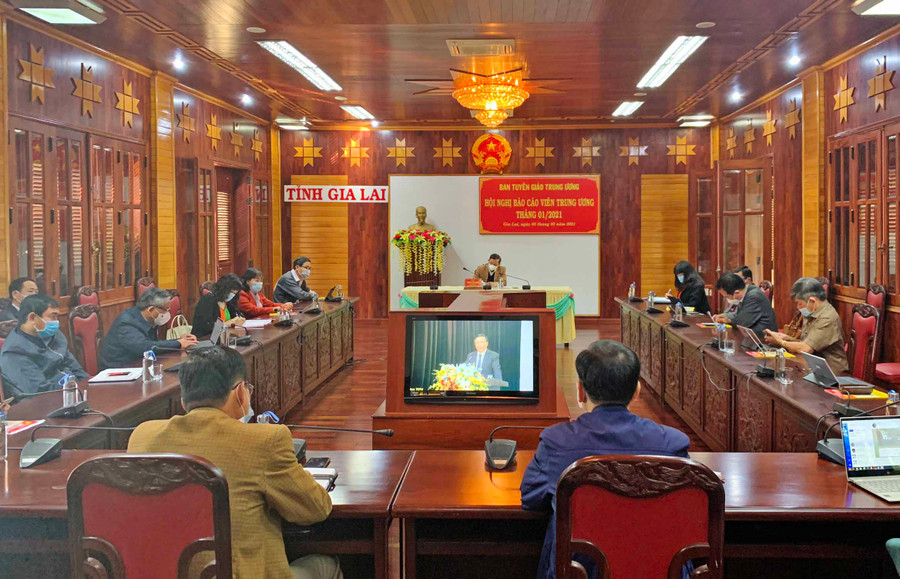 3-2 Quang cảnh Hội nghị Báo cáo viên Trung ương tại điểm cầu Gia Lai-ảnh P.L