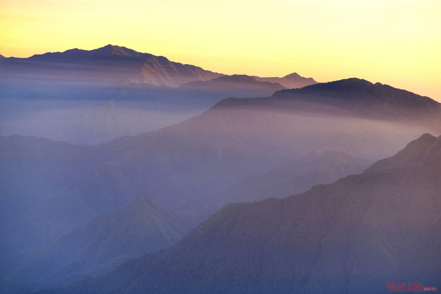  Do đó, rất nhiều người lựa chọn lên đỉnh luôn buổi chiều, để dành sáng hôm sau đón bình minh bên dưới lán trại cho thuận tiện chặng về.