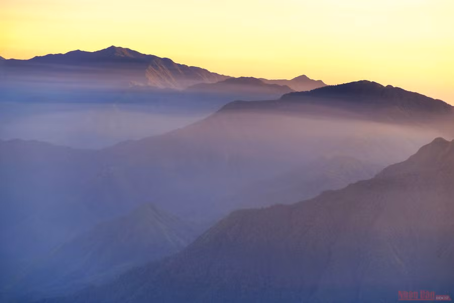  Do đó, rất nhiều người lựa chọn lên đỉnh luôn buổi chiều, để dành sáng hôm sau đón bình minh bên dưới lán trại cho thuận tiện chặng về.