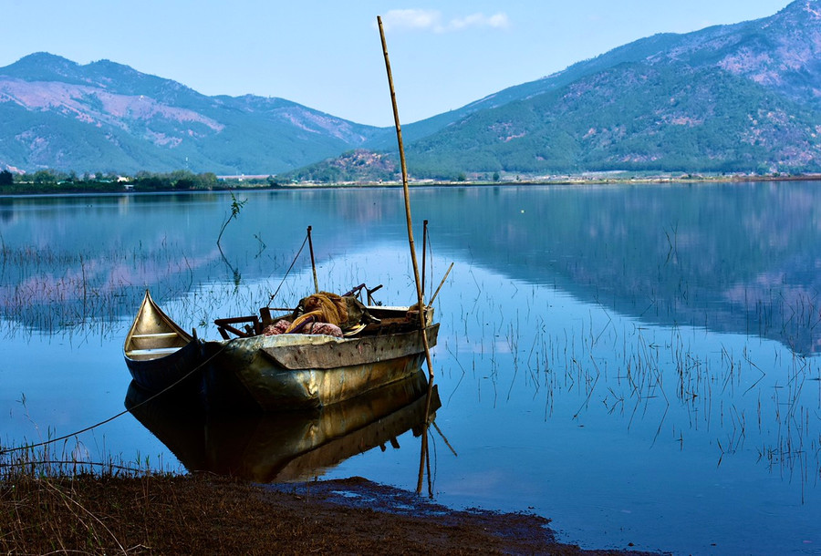 Hồ Ngô Sơn (huyện Chư Păh) với mặt nước xanh biếc nằm ngay dưới chân một dãy núi tạo nên vẻ đẹp sơn thủy hữu tình. Ảnh: Hồ Anh Tiến Hồ Ngô Sơn (huyện Chư Păh) với mặt nước xanh biếc. Ảnh: Hồ Anh Tiến