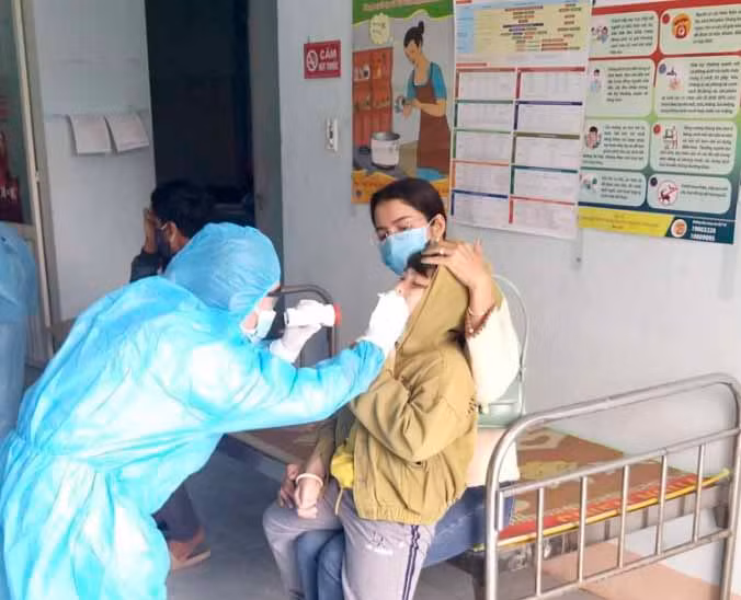 Nhân viên y tế lấy mẫu xét nghiệm mở rộng trong cộng đồng cho người dân phường Cheo Reo, thị xã Ayun Pa. Ảnh: Như Nguyện