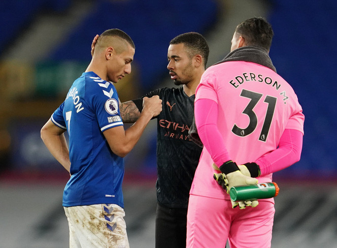 Hai đồng hương Brazil là Ederson, Jesus an ủi Richarlison