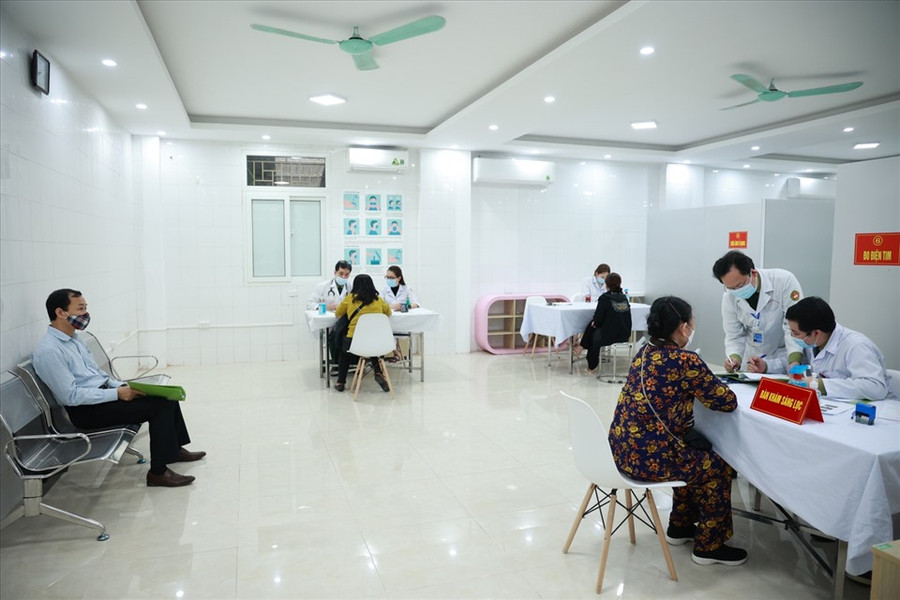 Các tình nguyện viên đến tham gia thử nghiệm vaccine COVID-19 Nano Covax. Ảnh: Hải Nguyễn