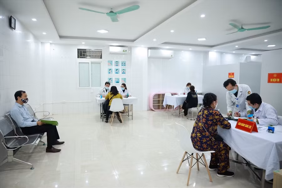 Các tình nguyện viên đến tham gia thử nghiệm vaccine COVID-19 Nano Covax. Ảnh: Hải Nguyễn