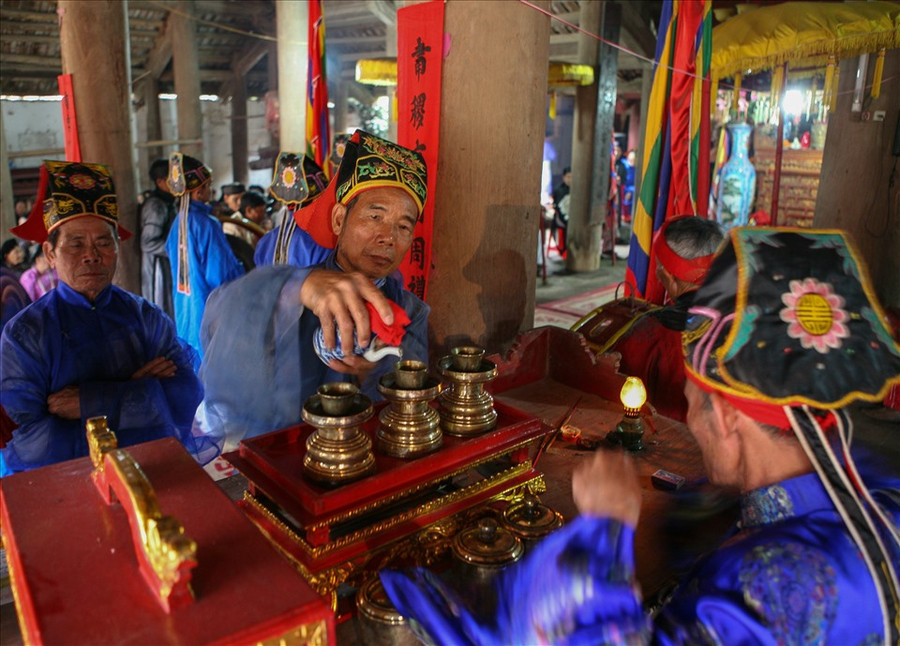 Nghi thức rót nước thiêng để dâng lên ban thờ. Ảnh tư liệu của Trịnh Thông Thiện.