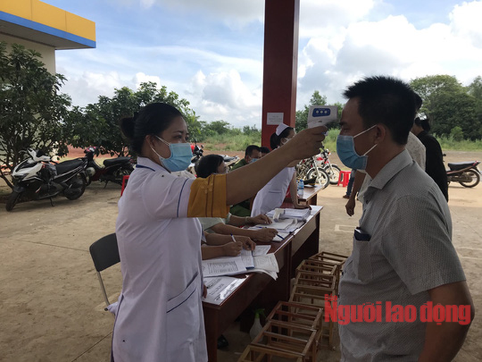Cả hai trường hợp này đều tiếp xúc với các F0 được xác định dương tính với SARS-CoV-2 và cùng được đưa đi điều trị tại Bệnh viện dã chiến Củ Chi vào ngày 8-2. Cả hai trường hợp này đều tiếp xúc với các F0 được xác định dương tính với SARS-CoV-2 và cùng được đưa đi điều trị tại Bệnh viện dã chiến Củ Chi vào ngày 8-2.